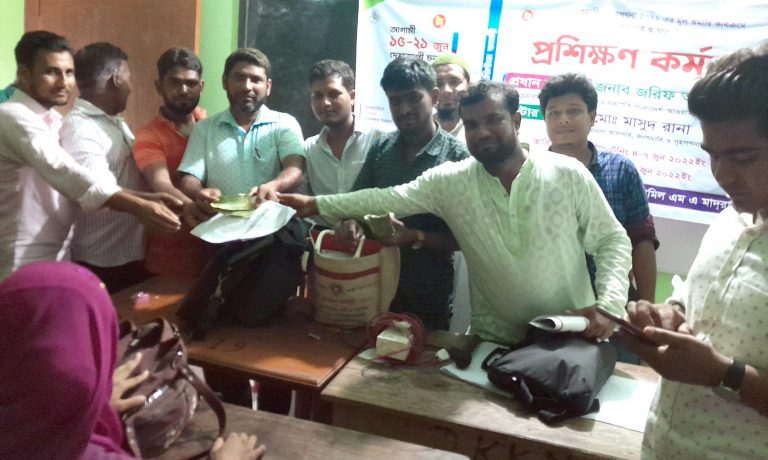 সাঁথিয়ায় ৪ দিন ব্যাপী জনশুমারি ও গৃহগণনা প্রশিক্ষণ কর্মশালার সমাপনী দিনে সম্মানী বিতরণ