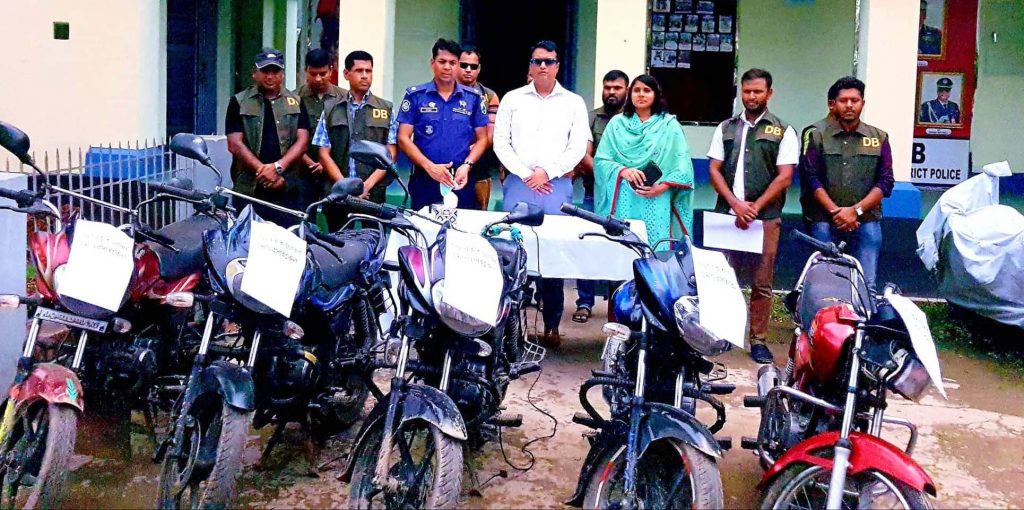 পাবনায় ৫টি চোরাই মোটরসাইকেলসহ আন্ত:জেলা চোর চক্রের চার সদস্য গ্রেফতার