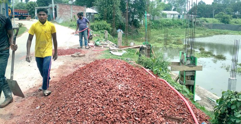 রেলের সম্পত্তি দখল করে বহুতল মার্কেট নির্মাণ