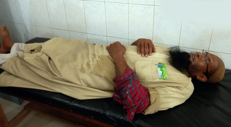 ভাঙ্গুড়ায় চেয়ারম্যানের সামনে পিটিয়ে প্রধান শিক্ষকের হাত ভাঙলো বখাটে