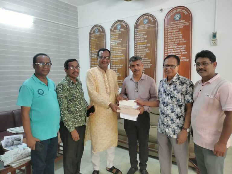 রাষ্ট্রপতির অনুদানের চেক পাবনা প্রেসক্লাব নেতৃবৃন্দের কাছে হস্তান্তর