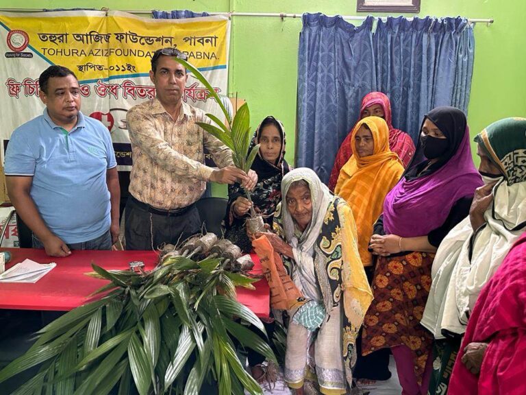 পাবনায় অসহায় গরীব মানুষের মধ্যে বিতরন করা হয়েছে দুই শতাধিক ফলজ বৃক্ষ