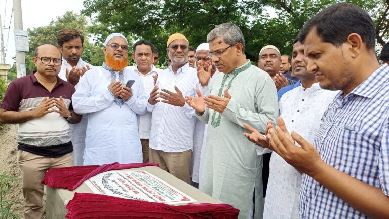 পাবনার মজিদপুরে একটি রাস্তা মেরামত কাজের উদ্বোধন করেছেন এমপি প্রিন্স
