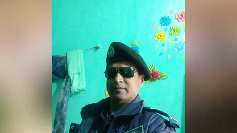 পাবনায় গৃহবধূর সঙ্গে আপত্তিকর অবস্থায় এসআই আটক