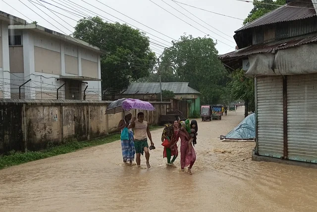 শেরপুরের নালিতাবাড়ীতে ভোগাই ও চেল্লাখালী নদীর বাঁধ ভেঙে পানি প্রবেশ করছে লোকালয়ে। আজ দুপুর ১২টার দিকে শহরের নালিতাবাড়ী বাজার সড়কে