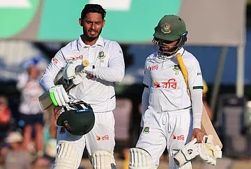 অস্ট্রেলিয়ায় স্বপ্নের শুরু: হাসান মাহমুদের তোপে কোণঠাসা স্বাগতিকরা