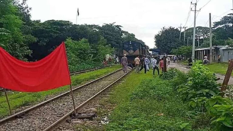 মশাখালীতে যমুনা এক্সপ্রেসের যাত্রাবিরতির দাবিতে রেললাইন অবরোধ, বন্ধ ঢাকা-ময়মনসিংহ ট্রেন চলাচল