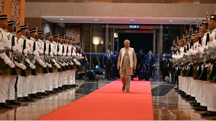 মালয়েশিয়ায় ড. মুহাম্মদ ইউনূসকে লাল গালিচা সংবর্ধনা: দ্বিপাক্ষিক সম্পর্ক জোরদারের লক্ষ্য