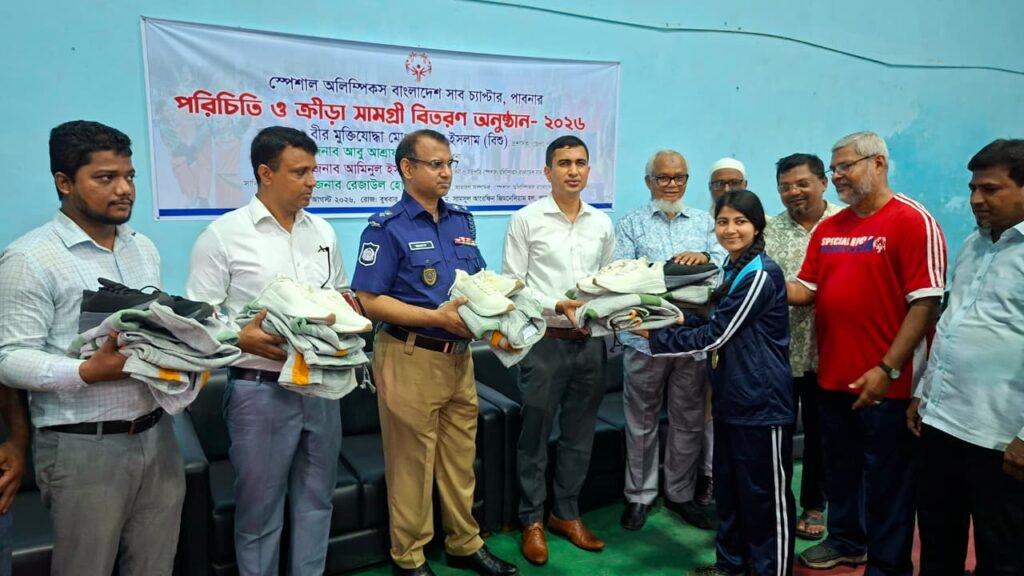 স্পেশালঅলিম্পিকসের উদ্যোগে বিশেষচাহিদাসম্পন্নকৃতিখেলোয়ারদেরমাঝেক্রীড়াসামগ্রীবিতরন