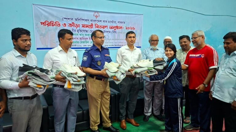 স্পেশালঅলিম্পিকসের উদ্যোগে বিশেষচাহিদাসম্পন্নকৃতিখেলোয়ারদেরমাঝেক্রীড়াসামগ্রীবিতরন